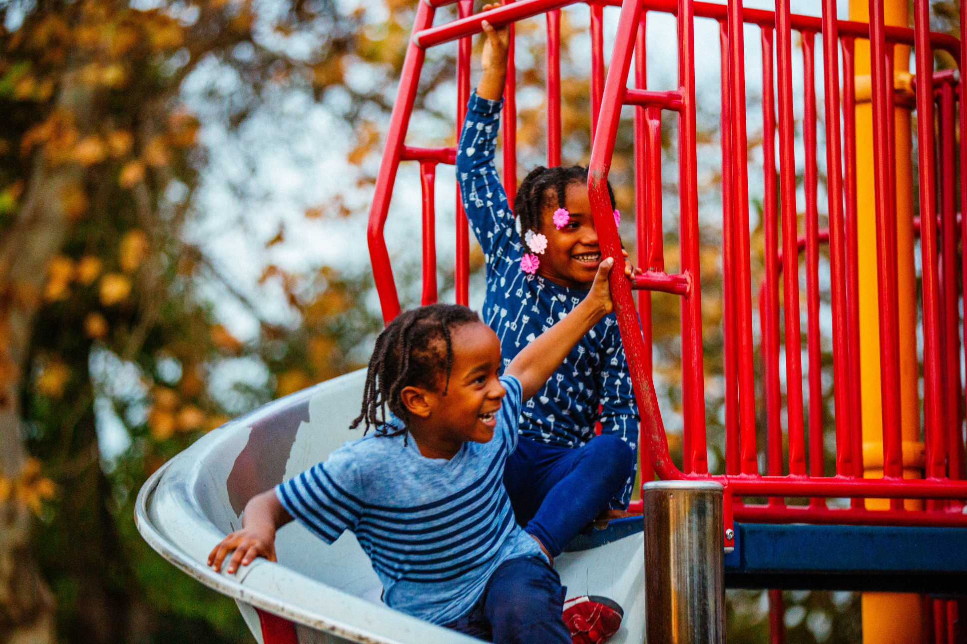 Denise Wilson's 4-year-old twins play at Hemmingway Park in Compton. (Chava Sanchez/LAist)
